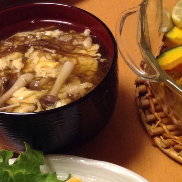 食感たまらない生モズクとキノコのスープ